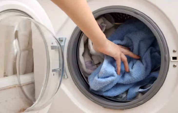 Không nên dồn nhiều quần áo vào giặt một lần