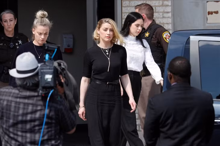Amber Heard thất vọng bước ra khỏi tòa án sau khi nghe phán quyết.