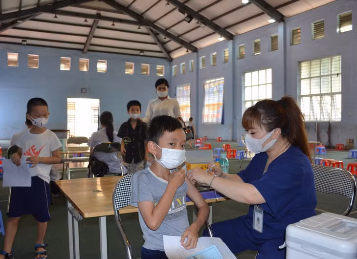 Tiêm vắc-xin phòng Covid-19 cho trẻ từ 5 đến dưới 12 tuổi tại điểm tiêm Trường Tiểu học Lê Hồng Phong (TP Hạ Long).
