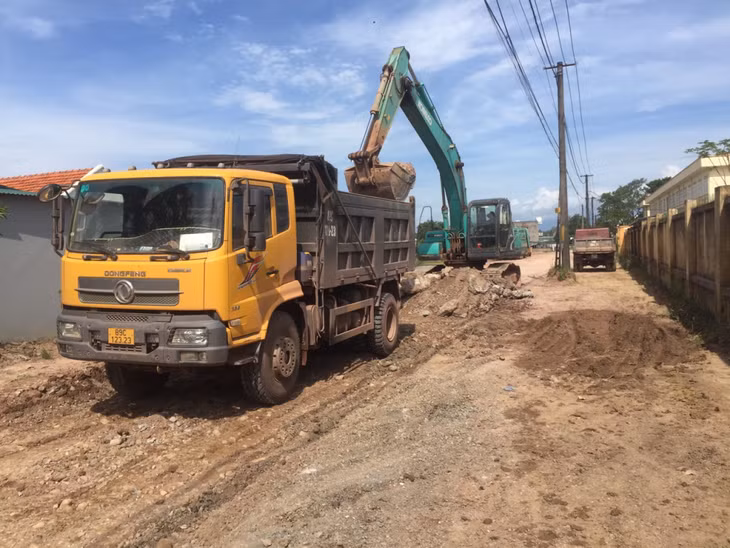 Thi công hoàn trả tuyến đường liên thôn xã Hải Đông.