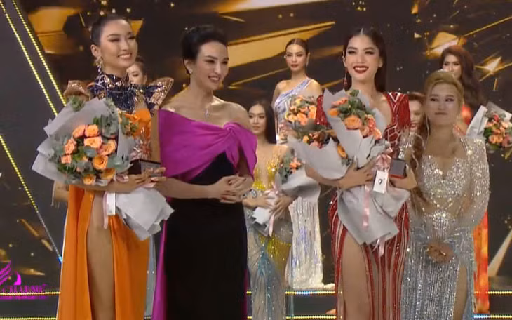 Hai trong số các thí sinh giành giải thưởng Best Social.