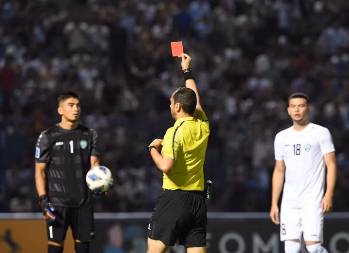 U23 Uzbekistan mất người ngay đầu trận.