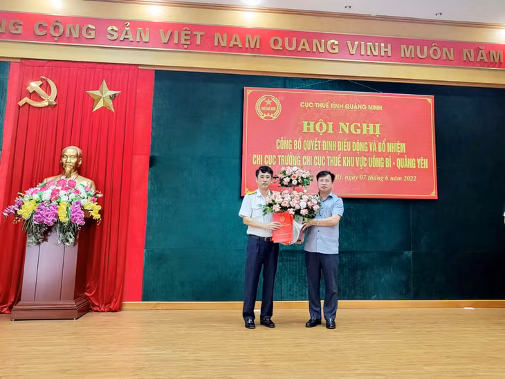 Lãnh đạo Cục Thuế tỉnh trao Quyết định điều động và bổ nhiệm cho đồng chí Phùng Thế Dũng.