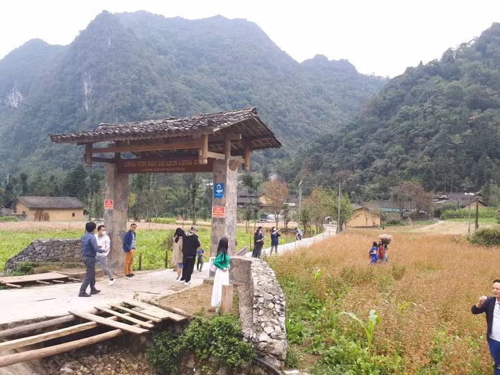 Làng văn hóa du lịch Lũng Cầm, xã Sủng Là, huyện Đồng Văn, tỉnh Hà Giang, có cánh đồng hoa tam giác mạch và bối cảnh quay phim "Chuyện của Pao" được nhiều khách du lịch chọn check-in. Ảnh tư liệu: XL/Báo Tin tức