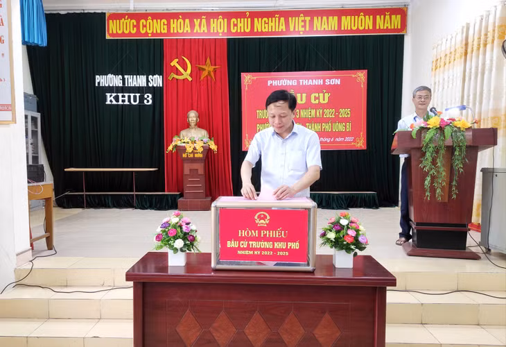 Cử tri khu 3, phường Thanh Sơn, TP Uông Bí bỏ phiếu bầu trưởng khu nhiệm kỳ 2022-2025.