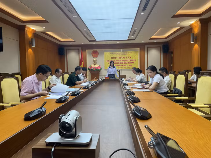 Đồng chí Nguyễn Thị Huệ, Trưởng Ban Pháp chế HĐND tỉnh phát biểu tại buổi làm việc với Tòa án nhân dân tỉnh.