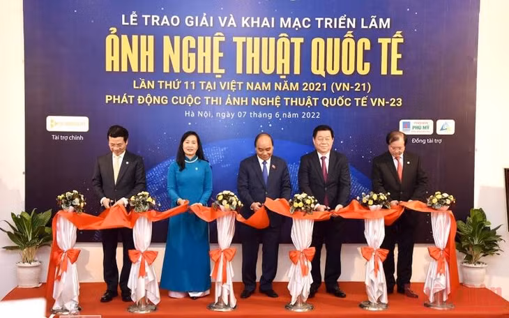 Chủ tịch nước và các đại biểu cắt băng khai mạc Triển lãm Ảnh nghệ thuật quốc tế lần thứ 11 tại Việt Nam năm 2021. (Ảnh: Trần Hải)