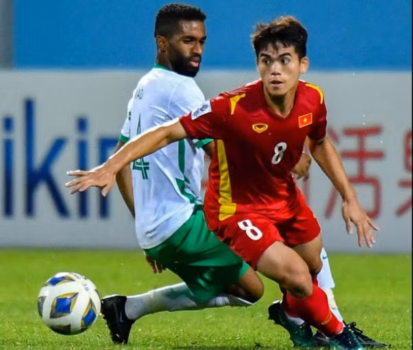 Văn Khang thi đấu nổi bật ở vai trò tiền vệ kiến thiết. Ảnh: VFF.