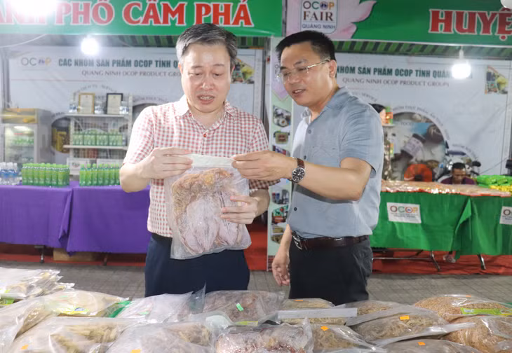 Các đại biểu tham quan các gian hàng OCOP của các địa phương.