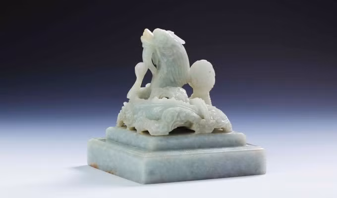 "Đại Nam thụ thiên vĩnh mệnh truyền quốc tỷ" có kích thước: cao 14,5 cm, dày mặt 4,3 cm, rộng mặt 12,8x13,2 cm, nặng 2,65 kg. Ảnh: Bảo tàng Lịch sử Quốc gia