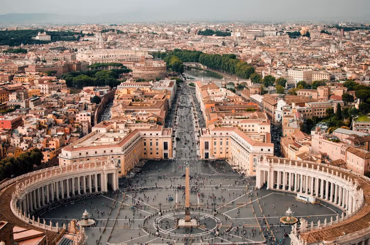 Quốc gia nhỏ nhất thế giới Vatican không có sân bay riêng. Ảnh: Culture Trip