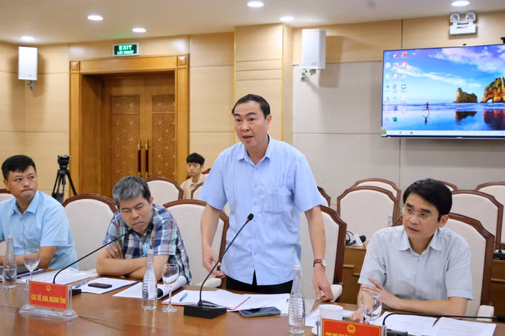 Đại diện lãnh đạo các sở, ngành thành viên Ban Chỉ huy PCTT - TKCN và Phòng thủ dân sự tỉnh phát biểu làm rõ một số vấn đề Đoàn công tác quan tâm.