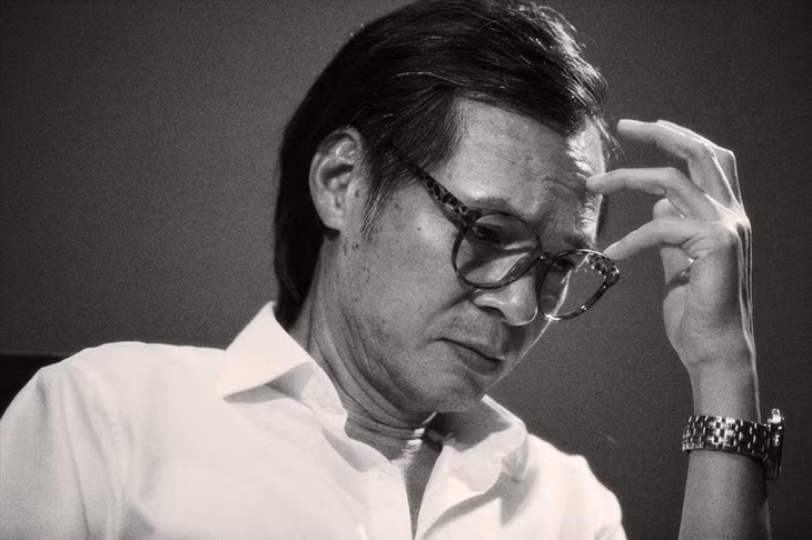 Đạo diễn - NSƯT Trần Lực vào vai nhạc sĩ Trịnh Công Sơn ở tuổi trung niên trong “Em và Trịnh“. Ảnh: ĐPCC