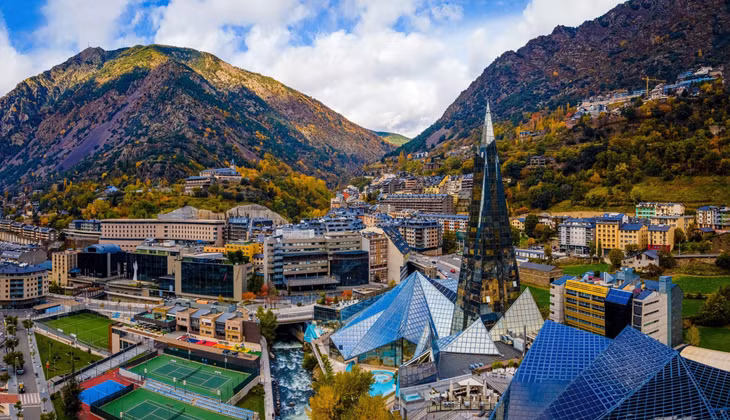 Công quốc Andorra đẹp như trong truyện cổ tích giáp với Tây Ban Nha và Pháp. Ảnh: EU Traveller