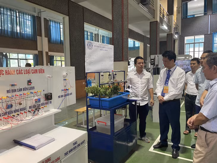Các đại biểu tham quan thiết bị đào tạo tự làm tại hội thi.