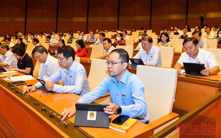 Đại biểu Quốc hội bấm nút biểu quyết thông qua Luật Cảnh sát cơ động. (Ảnh: KHOA NGUYÊN)