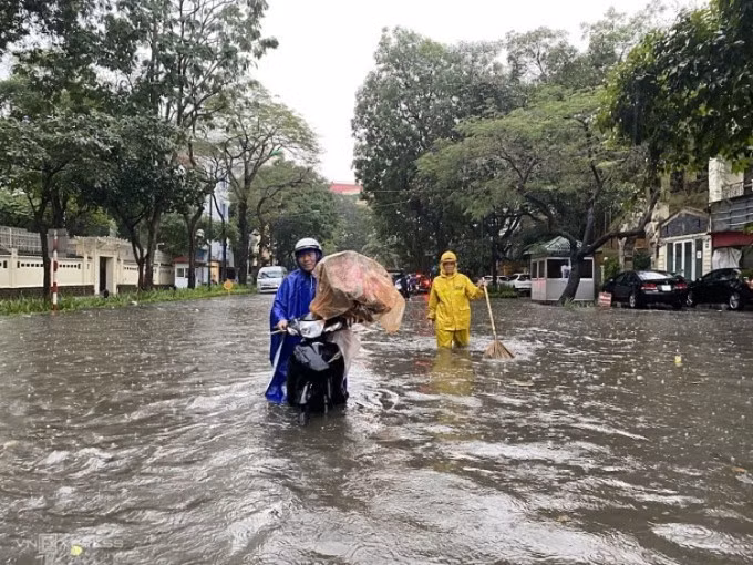 Mưa lớn khiến phố Lý Thái Thổ ngập, ngày 29/5. Ảnh: Giang Huy
