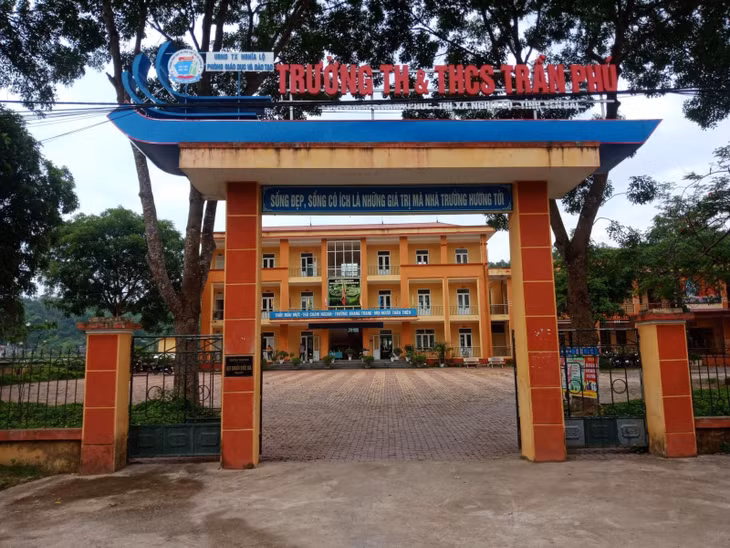 Trường Tiểu học và Trung học Cơ sở Trần Phú.