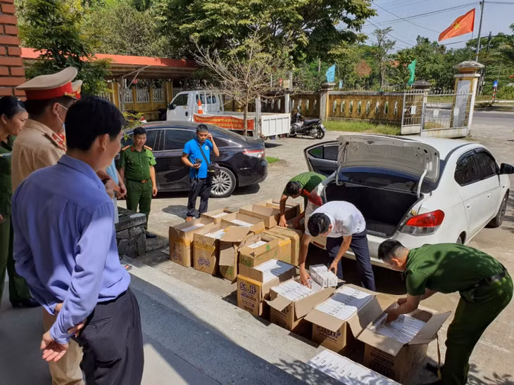Cơ quan Công an kiểm tra số thuốc lá Jet nhập lậu.