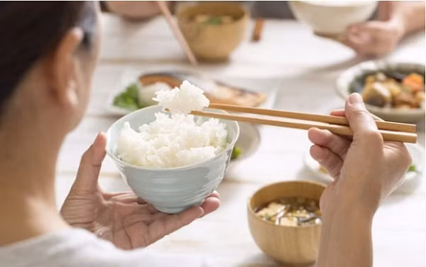 Việc nhai kỹ khi ăn là thói quen mọi người nên thực hiện để có hệ tiêu hóa khỏe mạnh. (Ảnh minh họa)
