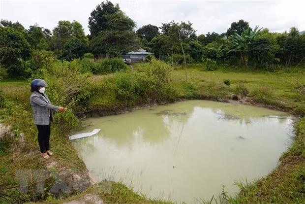 Kon Tum: Ra ao ca choi khi bo me vang nha, hai tre 5 tuoi bi duoi nuoc hinh anh 1
