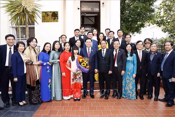 Chủ tịch Quốc hội Vương Đình Huệ với các đại biểu. (Ảnh: Doãn Tấn/TTXVN)
