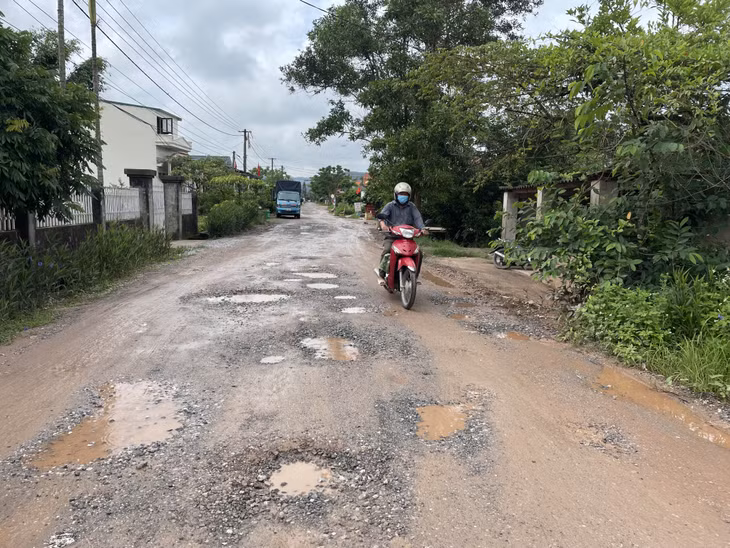Tuyến đường liên thôn (xã Hải Đông) được sử dụng để vận chuyển vật liệu thi công cao tốc Vân Đồn - Móng Cái bị hư hỏng nặng.
