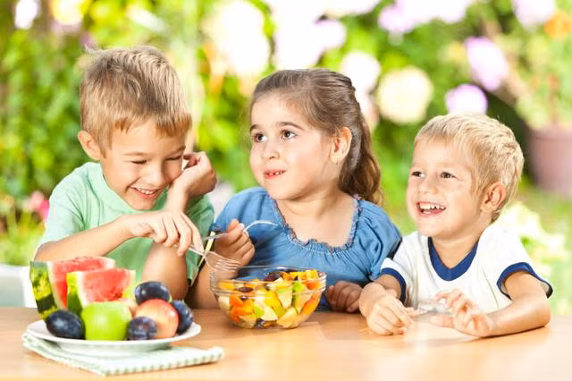 Cần cho trẻ uống đủ nước, bổ sung các loại trái cây nhiều vitamin để giúp trẻ tăng cường sức đề kháng.