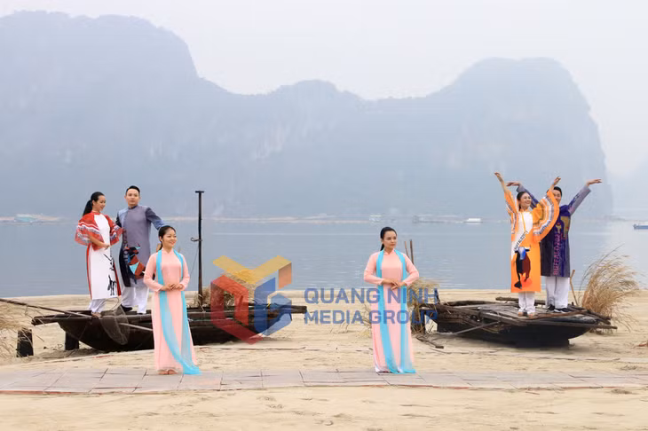 Trình diễn áo dài bên bờ Vịnh Bái Tử Long tại Festival Áo dài Quảng Ninh 2020 (12-2020). Ảnh: Nguyễn Dung