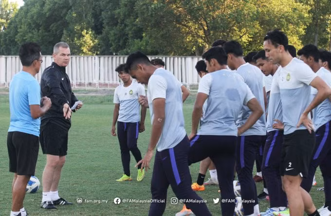 HLV Maloney phổ biến thông tin cho cầu thủ U23 Malaysia trước một buổi tập tại Uzbekistan. Ảnh: FAM