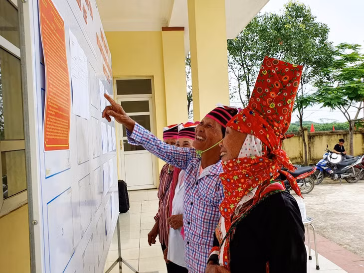 Cử tri thôn 4, xã Quảng Sơn, huyện Hải Hà, xem bảng niêm yết danh sách cử tri.