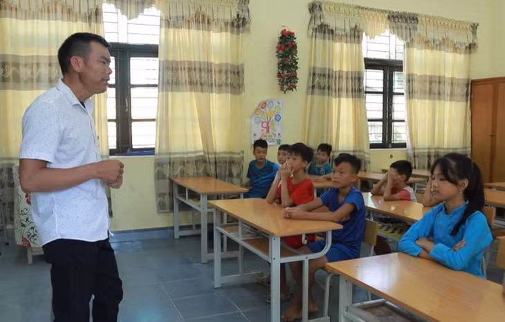 Em Trần Thị Hiền (ngoài cùng, bên phải) là thành viên tích cực của CLB soóng cọ tại Trường Tiểu học Húc Động (xã Húc Động).