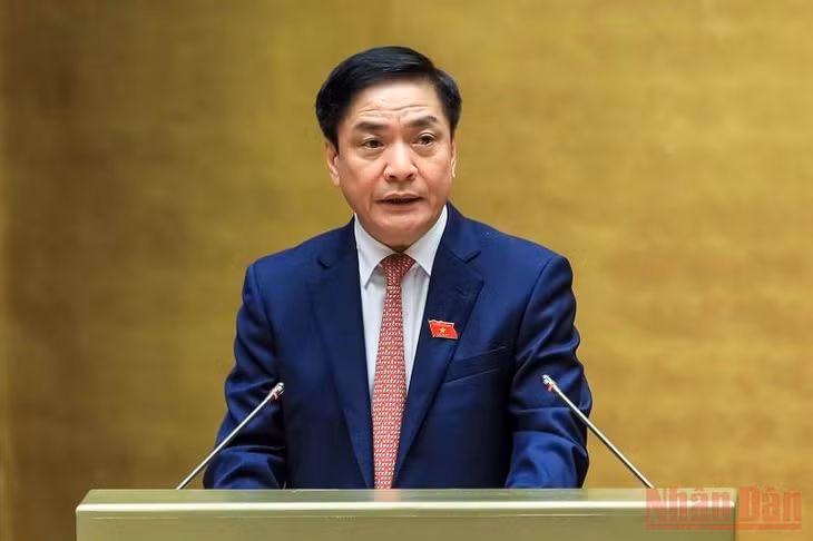 Tổng Thư ký Quốc hội, Chủ nhiệm Văn phòng Quốc hội Bùi Văn Cường trình bày Báo cáo tiếp thu, giải trình, chỉnh lý dự án Luật Kinh doanh bảo hiểm (sửa đổi). (Ảnh: LINH KHOA NGUYÊN)