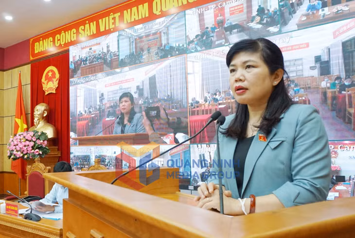 Đồng chí Nguyễn Thị Thu Hà, Phó Trưởng Đoàn ĐBQH tỉnh thông tin đến cử tri TP Cẩm Phả về kết quả hoạt động của Đoàn ĐBQH tỉnh tại kỳ họp thứ 2, Quốc hội khóa XV (11-2021). Ảnh: Nguyễn Thanh