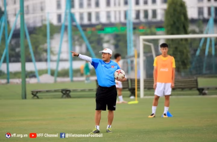 HLV Đinh Thế Nam không gọi cầu thủ sinh năm 2004 lên U19 Việt Nam.
