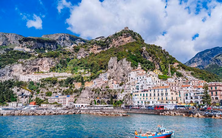 Amalfi (Italia) áp dụng quy định biển số chẵn-lẻ (Ảnh: roadaffair.com)