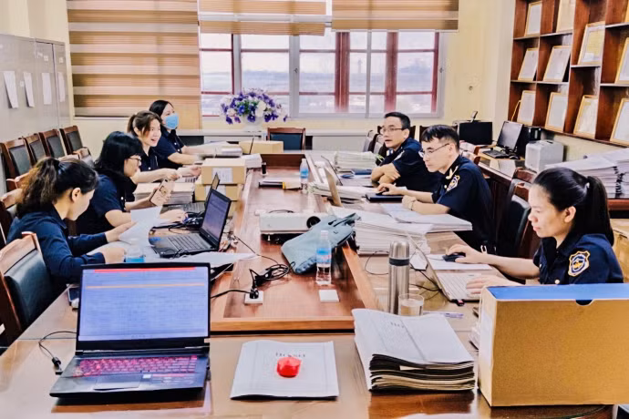 Cán bộ công chức Chi cục Kiểm tra sau thông quan (Cục Hải quan Quảng Ninh) tiến hành kiểm tra, rà soát hồ sơ nghiệp vụ. Ảnh: Hoàng Nga