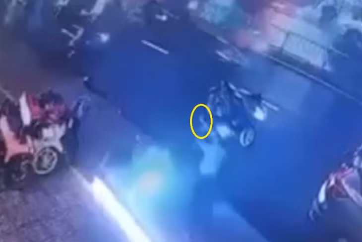 Hình ảnh nam thanh niên rút vật giống súng đe dọa được cắt từ clip.