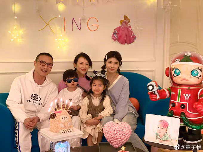 Gia đình Chương Tử Di. Cô là mẹ kế của Mạn Hi (phải) - con riêng Uông Phong với vợ cũ. Ảnh: Weibo/Zhang Ziyi
