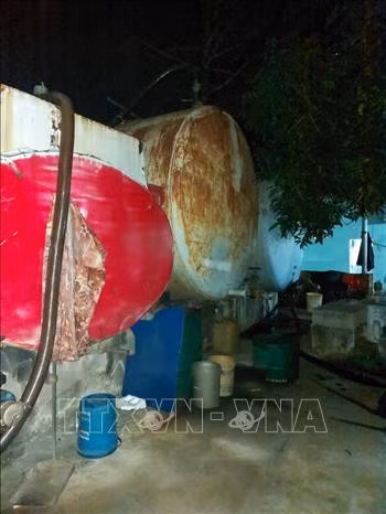 Các bồn nổi tại cửa hàng xăng dầu Gia Khiêm, Vũng Tàu. Ảnh: TTXVN phát