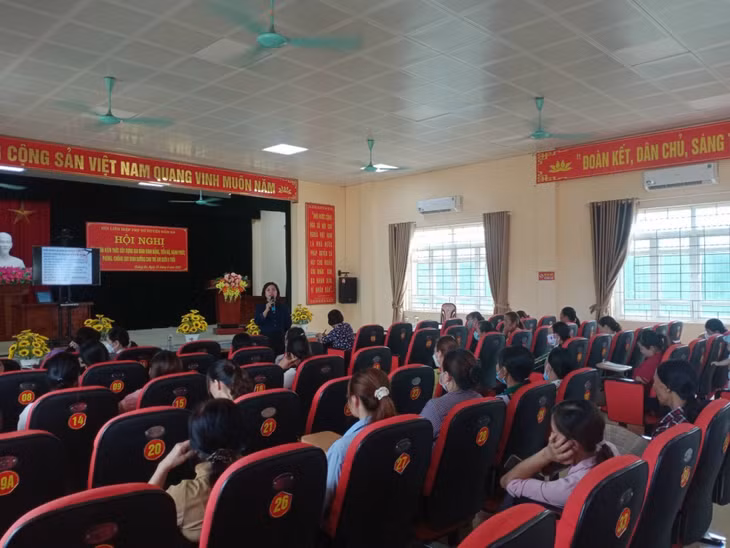 Hội LHPN huyện Đầm Hà tuyên truyền xây dựng gia đình bình đẳng, tiến bộ, hạnh phúc.