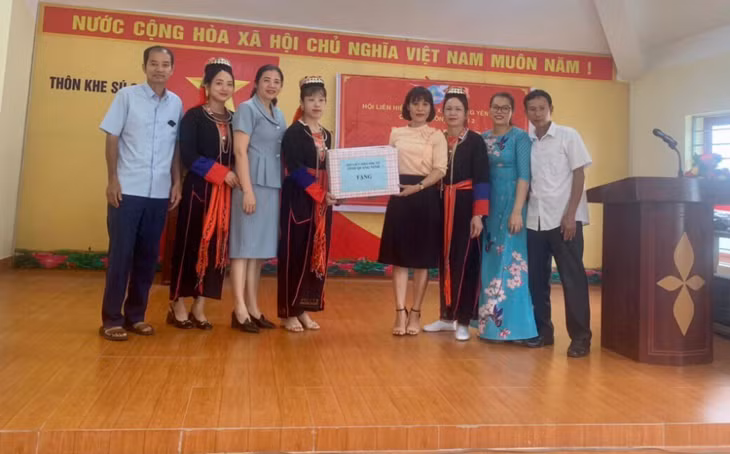 Đồng chí Nguyễn Thị Kim Nhàn - Phó Chủ tịch Thường trực Hội LHPN tỉnh trao quà hỗ trợ hội viên, phụ nữ đồng bào dân tộc thiểu số tại thôn Khe Sú 2, xã Thượng Yên Công (TP Uông Bí).