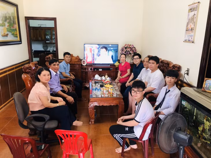 Thầy cô và bạn bè đến thăm gia đình em Vũ Huy Hoàng sau khi em hoàn thành Kỳ thi. Ảnh: Nhà trường cung cấp