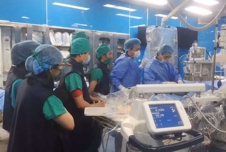 Bác sĩ Ngô Quang Chức (đầu tiên bên phải) cùng các đồng nghiệp thực hiện kỹ thuật can thiệp nút mạch chảy máu sau sinh cho bệnh nhân. Ảnh: Nhân vật cung cấp