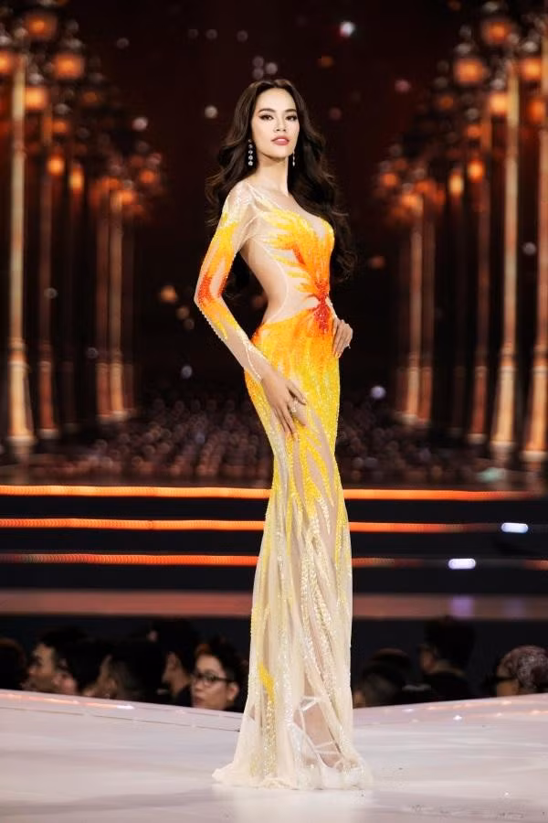 Sự trở lại mạnh mẽ của Người đẹp Biển, Top 10 Hoa hậu Hoàn vũ Việt Nam 2019 - Lê Hoàng Phương (SBD 316, Khánh Hòa) nhận được nhiều kỳ vọng từ người hâm mộ. Ngoài chiều cao 1m77 cùng đôi chân dài thẳng, số đo 3 vòng: 84-61-95 cm, nữ kiến trúc sư 26 tuổi còn sở hữu gương mặt cá tính, đôi mắt sâu và làn da nâu nóng bỏng. Bên cạnh đó, người đẹp Khánh Hòa còn muốn chia sẻ, lan tỏa nguồn năng lượng tích cực và các giá trị yêu thương đến với mọi người trong cuộc thi năm nay. 9X lọt Top 5 Người đẹp biển, thắng giải Trình diễn tốt nhất (Best catwalk), Top 10 gương mặt đẹp nhất, Top 11 ứng xử tốt nhất. Lê Hoàng Phương chứng tỏ mình là đối thủ nặng ký trong cuộc đua vương miện khốc liệt.