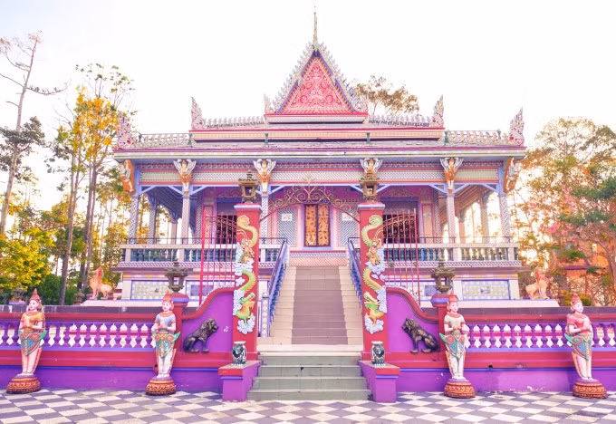 Chùa Sà Lôn còn có tên là chùa Chén Kiểu là một trong những ngôi chùa độc đáo với màu tím chủ đạo. Trong quá trình xây dựng, do thiếu vật liệu nên các vị sư đã dùng chén, đĩa được bà con quyên góp để ốp lên tường, cột... trang trí, tạo nét khác biệt. Đó cũng là nguồn gốc của tên Chén Kiểu quen thuộc với dân địa phương.