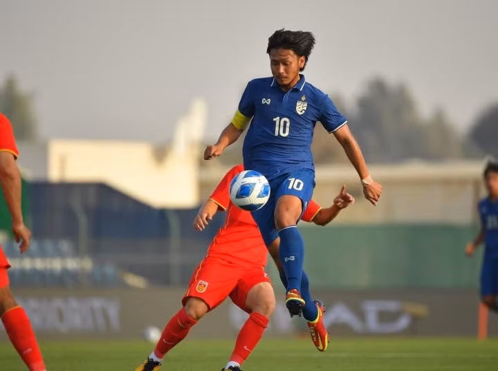 Sittichok Paso đã sang Nhật Bản thi đấu vào năm 2021 khi gia nhập CLB Ryukyu ở giải J2 League. Năm 2016, tiền vệ tấn công này lọt vào top 60 cầu thủ trẻ sáng giá nhất thế giới do tờ The Guardian (Anh) bình chọn.