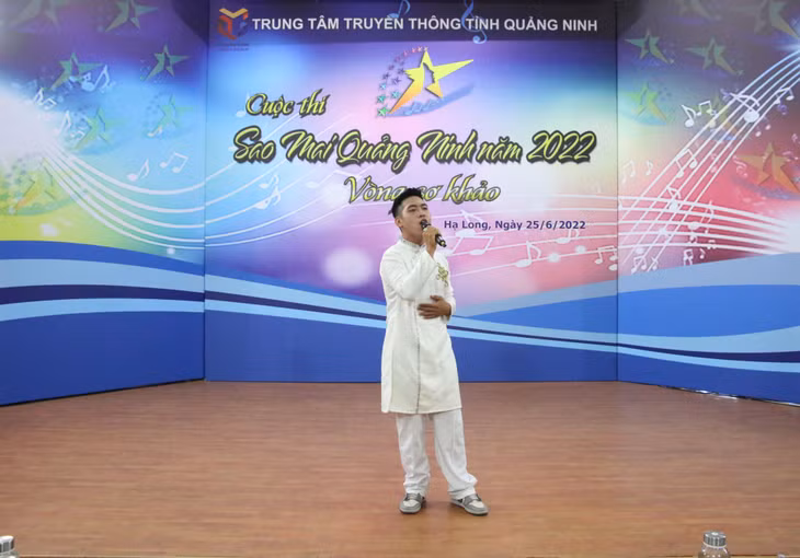 Thí sinh Mạc Hoàng Lương thể hiện ca khúc "Trên đỉnh Phù Vân" của nhạc sĩ Phó Đức Phương.