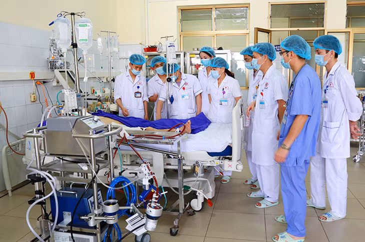 Đội ngũ y, bác sĩ Bệnh viện Đa khoa tỉnh hội chẩn điều trị bệnh cho bệnh nhân.