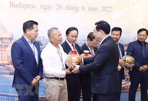Chu tich Quoc hoi gap go cong dong doanh nhan nguoi Viet tai chau Au hinh anh 1